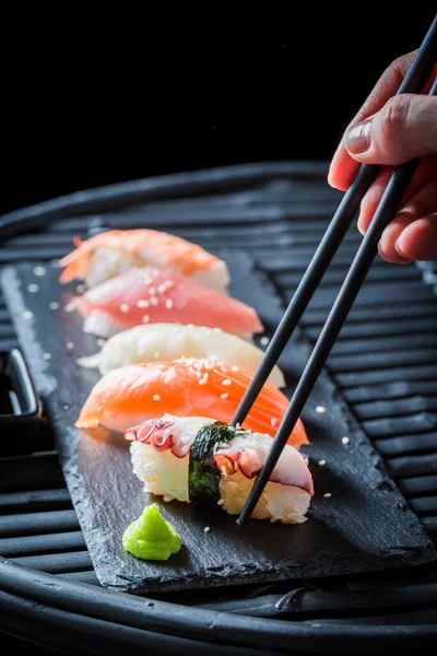 Köstliches Und Gesundes Nigiri Sushi Aus Reis Und Lachs Als — Stockfoto