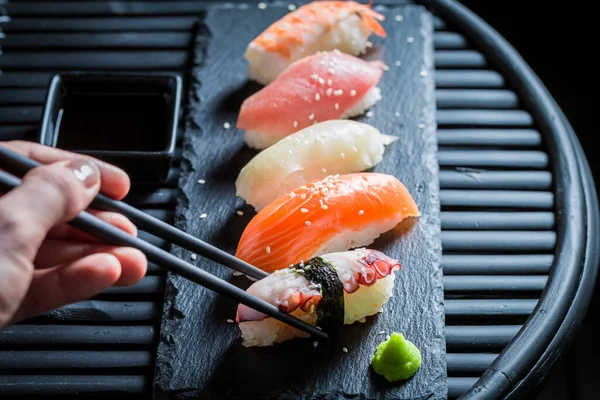 Leckeres Und Frisches Nigiri Sushi Aus Meeresfrüchten Als Klassische Japanische — Stockfoto