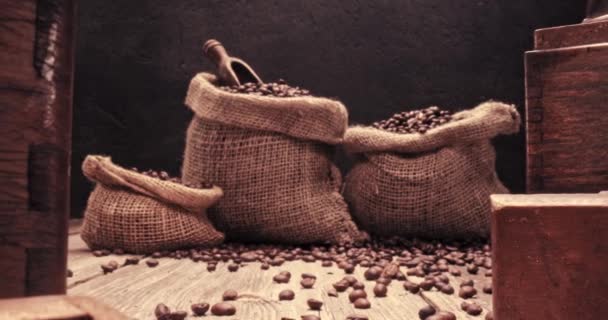 ヴィンテージグラインダーと古い袋に焙煎コーヒー豆 パララックス効果 — ストック動画