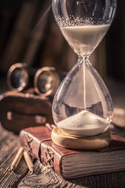 Vintage Sanduhr Und Zeitschrift Mit Fernglas Büchern Und Kompass Symbol — Stockfoto