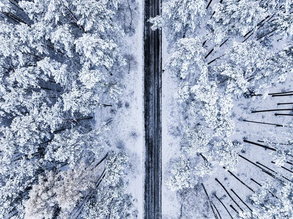 Πετώντας Πάνω Από Παγωμένο Δάσος Και Ασφαλτοστρωμένο Δρόμο Χειμώνα Πολωνία — Φωτογραφία Αρχείου