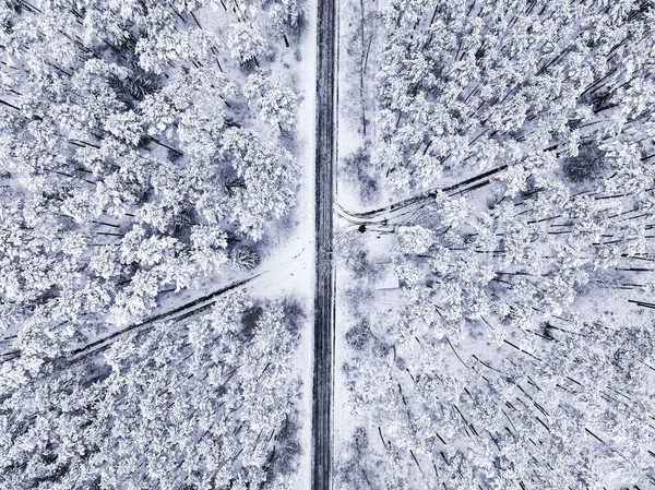 Winter Über Asphaltstraße Und Weißem Wald Fliegen Polen Verschneiter Winter — Stockfoto