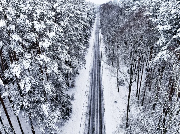 Πετώντας Πάνω Από Ασφαλτοστρωμένο Δρόμο Και Χιονισμένο Δάσος Χειμώνα Πολωνία — Φωτογραφία Αρχείου