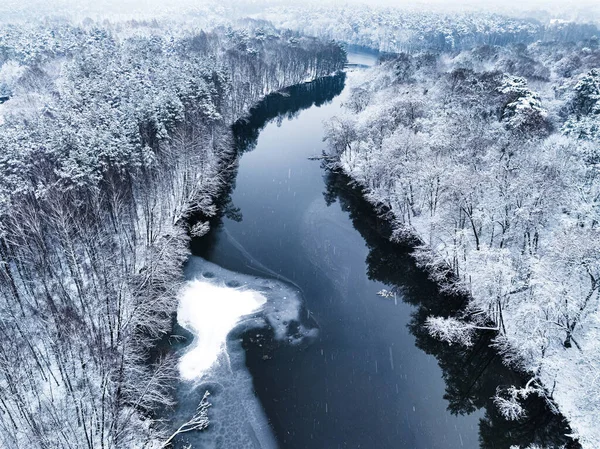 Αεροφωτογραφία Του Κρύου Ποταμού Και Χιονισμένο Δάσος Χειμώνα Αεροφωτογραφία Της — Φωτογραφία Αρχείου