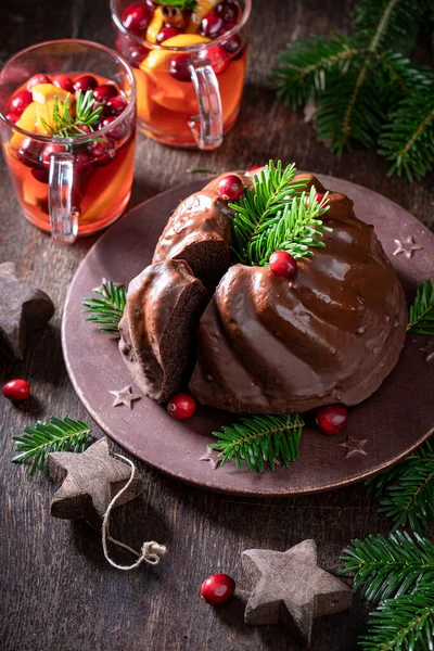 クランベリーとチョコレートとクリスマスのためのおいしいケーキ 冬の休日のための伝統的なケーキ — ストック写真