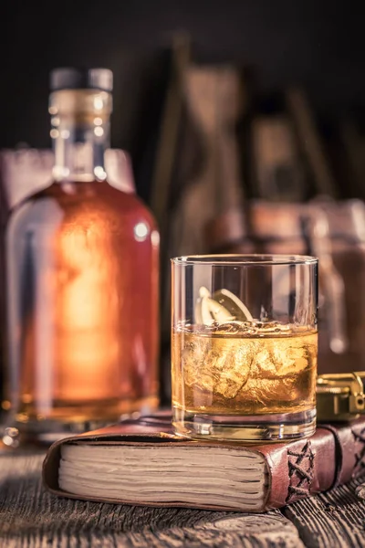 黄金のボトルでロックでノーブルと高齢者のウイスキー アイスロック付きシングルモルトウイスキー — ストック写真