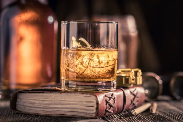 Whisky Noble Vieilli Sur Roche Avec Journal Boussole Single Malt — Photo