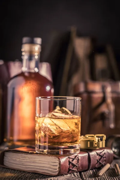 ジャーナルやコンパスで岩の上にウイスキーを手作り アイスロック付きシングルモルトウイスキー — ストック写真