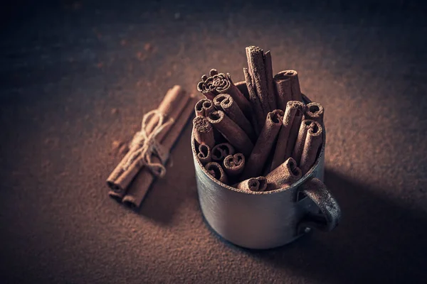 Closeup Cinnamon Powder Bark Rustic Mug Dark Table — Stock Photo, Image