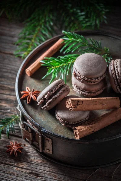 Zoete Smakelijke Macarons Met Kaneel Voor Kerstmis Chocolade Kaneel Gearomatiseerde — Stockfoto