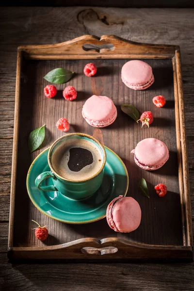 Zelfgemaakte Roze Macarons Gemaakt Van Verse Frambozen Geserveerd Met Koffie — Stockfoto