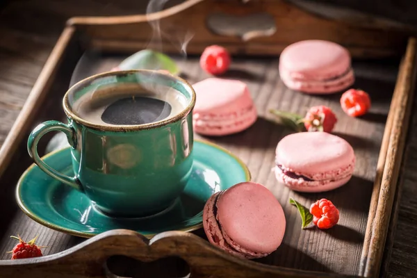 Lekkere Roze Macarons Gemaakt Van Verse Frambozen Geserveerd Met Koffie — Stockfoto