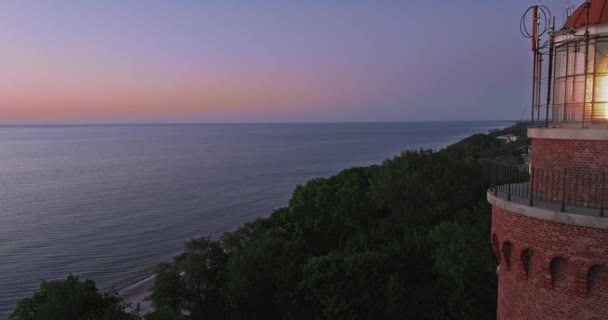 自然の空中の景色 バルト海の光ビームを持つ灯台 ポーランドのバルト海での観光 — ストック動画