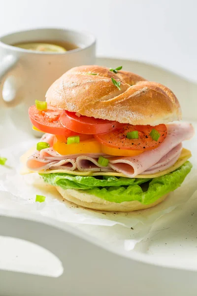 チーズ トマト ハムで作られた健康的で自家製のサンドイッチ ランチのサンドイッチ — ストック写真