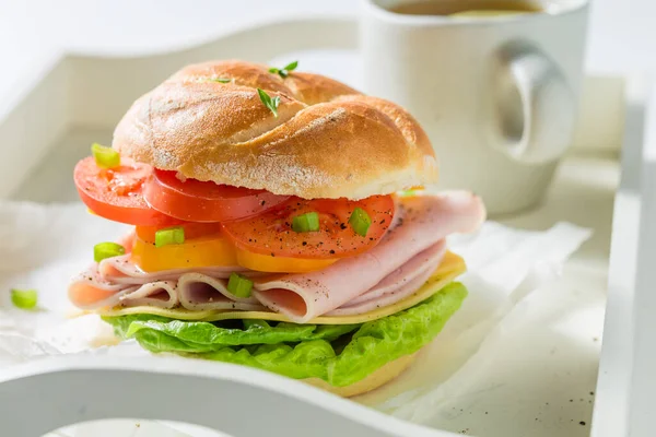 朝食の材料で作られた健康的で自家製のサンドイッチ ランチのサンドイッチ — ストック写真