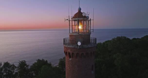 Polonya Avrupa Gün Batımında Baltık Denizi Nde Parlayan Deniz Feneri — Stok video