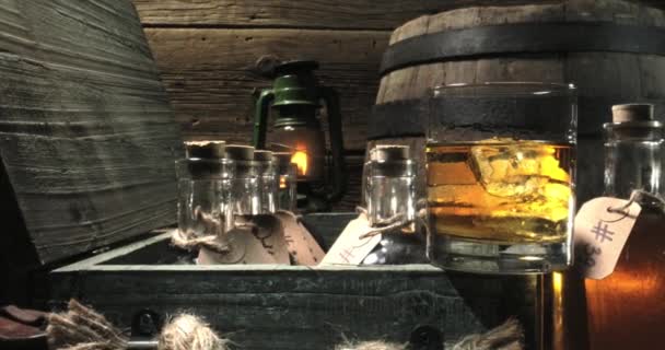 古い蒸留所に保存されているガラスの黄金のブレンディ 地下室のガラスの氷とバーボン — ストック動画