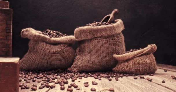 阿拉伯咖啡豆袋和研磨机与地面咖啡 — 图库视频影像