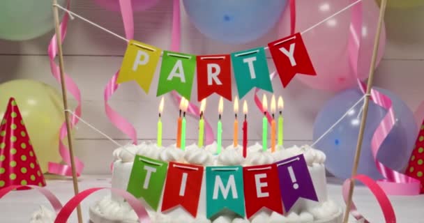 Torta Compleanno Con Candele Sullo Sfondo Palloncini Nastri Candele Colorate — Video Stock