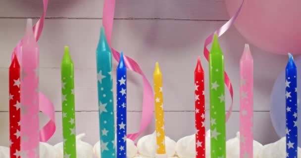 Τούρτα Γενεθλίων Κεριά Κορδέλες Και Μπαλόνια Στο Φόντο Πολύχρωμα Κεριά — Αρχείο Βίντεο
