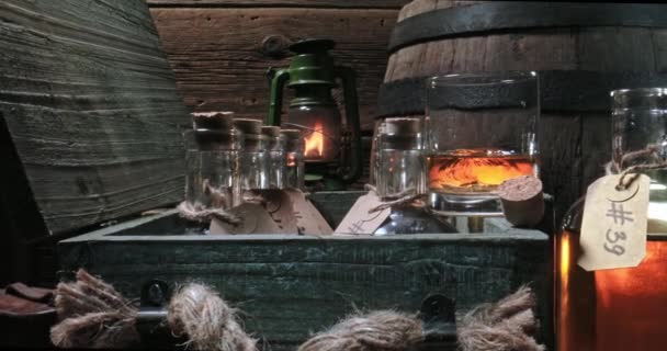 Eski Içki Imalathanesinde Saklanan Eski Brendy Mahzende Buzlu Viski — Stok video
