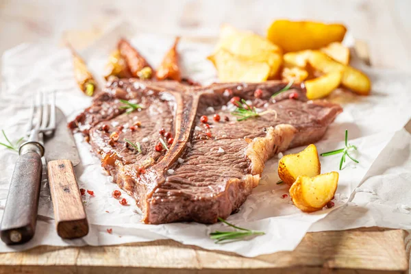Ovanifrån Tbone Stek Serveras Med Rostade Grönsaker Och Potatis — Stockfoto