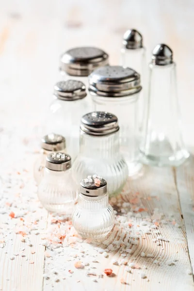 Weißes Und Rosa Salz Salzstreuer Auf Weißem Holztisch — Stockfoto