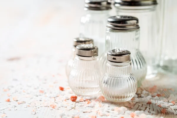 Rosa Und Weißes Salz Salzstreuer Auf Weißem Holztisch — Stockfoto
