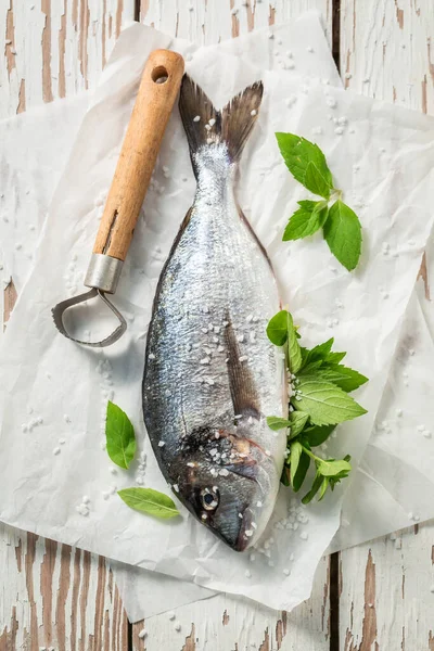 Frischer Fisch Mit Salz Und Kräutern Würzen Für Den Grill — Stockfoto