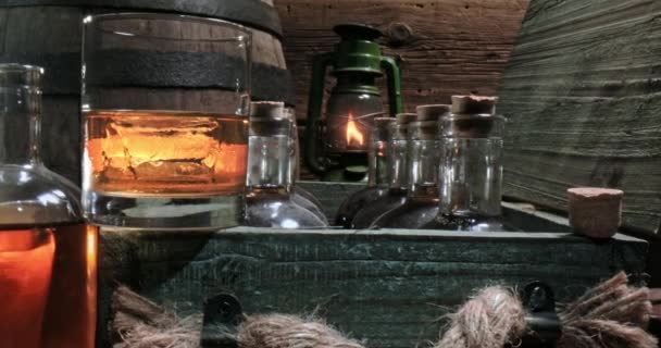 Brendy Glas Som Förvaras Det Gamla Destilleriet Bourbon Med Ett — Stockvideo
