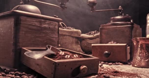 袋装咖啡豆和带新鲜咖啡的磨床 视差效应 — 图库视频影像