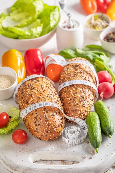 Здоровое Приготовление Сэндвичу Огурцом Помидорами Салатом Ингредиенты Здорового Завтрака — стоковое фото