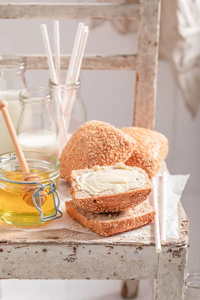 Hjemmelagde Boller Med Honning Melk Flaske Frokost Med Melk Honning – stockfoto