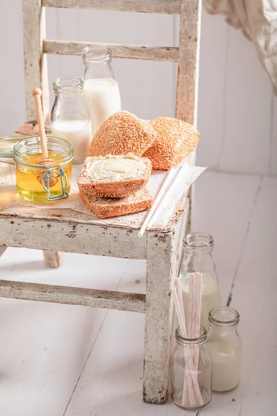 Søte Boller Med Honning Servert Med Melk Frokost Med Melk – stockfoto
