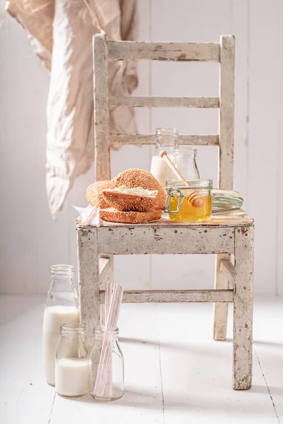 Deilige Boller Med Honning Til Frokost Gården Frokost Med Melk – stockfoto