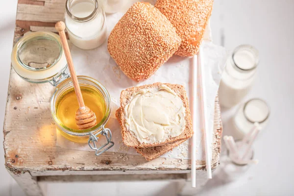 Søte Boller Med Honning Melk Flaske Frokost Med Melk Honning – stockfoto