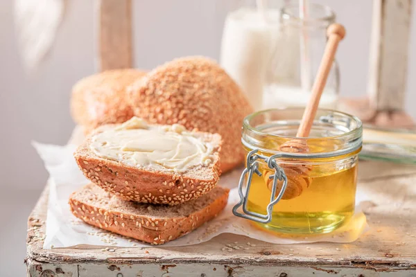 ขนมป งเพ ขภาพก าหร บอาหารเช าในฟาร อาหารเช บนมและน — ภาพถ่ายสต็อก