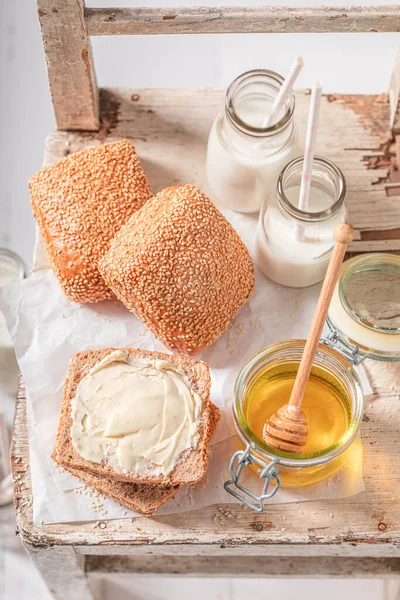 ขนมป งหวานก งในตอนเช าในฟาร อาหารเช บนมและน — ภาพถ่ายสต็อก