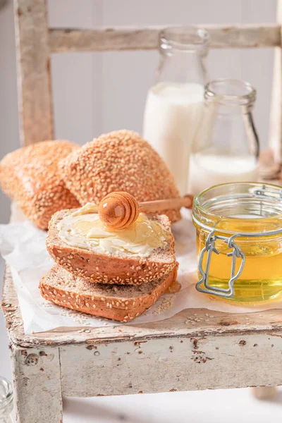Søte Boller Med Honning Til Frokost Gården Frokost Med Melk – stockfoto