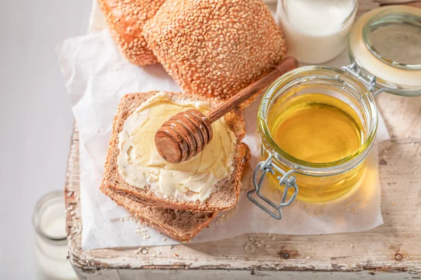 Sunne Boller Med Honning Gården Morgenen Frokost Med Melk Honning – stockfoto