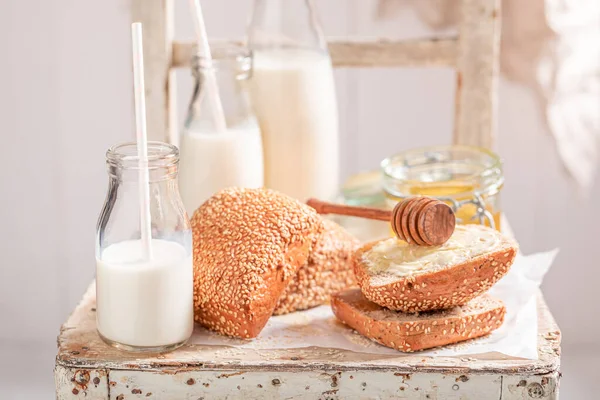 Deilige Boller Med Honning Melk Flaske Frokost Med Melk Honning – stockfoto