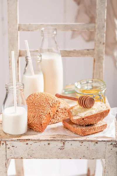 Hjemmelagde Boller Med Honning Som Kilde Til Kalsium Protein Frokost – stockfoto