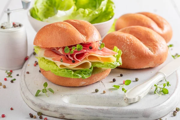 新鮮な朝食のための健康的でおいしいサンドイッチ 健康的で春の食材を使ったお風呂 — ストック写真