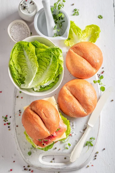 チーズとハムの健康的でおいしいサンドイッチ 健康的で春の食材を使ったお風呂 — ストック写真