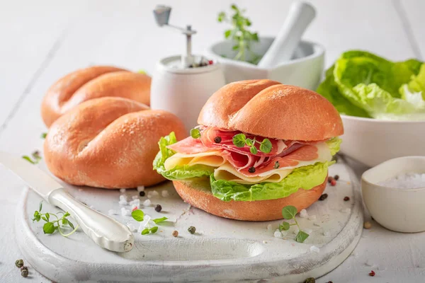 春と新鮮な食材で作られたおいしいサンドイッチ 新鮮な野菜のお風呂 — ストック写真