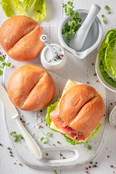 新鮮な食材を使ったヘルシーでおいしいサンドイッチ 新鮮な野菜のお風呂 — ストック写真