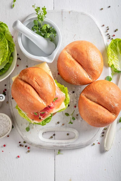 健康的でおいしいサンドイッチプロシュートとチーズ 新鮮な野菜のお風呂 — ストック写真