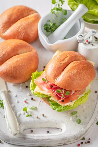 プロシュートとチーズとカリカリと自家製のサンドイッチ 新鮮な野菜のお風呂 — ストック写真