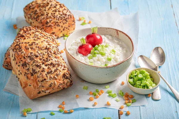Hjemmelaget Sprø Maisbrød Til Våren Fersk Frokost Brød Med Våren – stockfoto