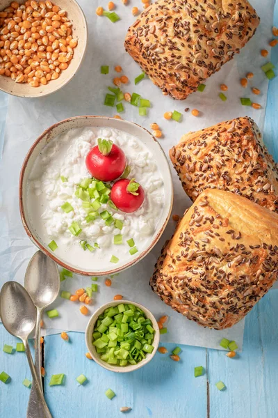 Smaker Maisbrød Som Proteinkilde Vitaminer Brød Som Vårsandwich Med Grønnsaker – stockfoto